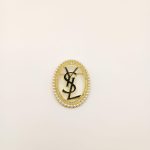 Yves Saint Laurent Złota Broszka z Czarnym Logo