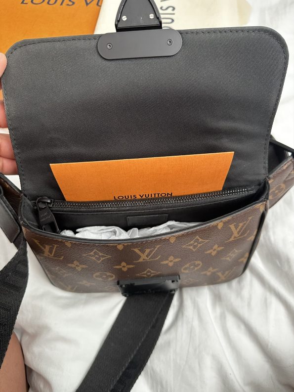 Louis Vuitton LV S Lock Sling Nerka dla Mężczyzn