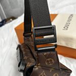 Louis Vuitton LV S Lock Sling Nerka dla Mężczyzn