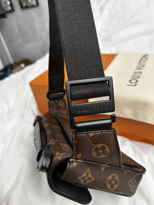 Louis Vuitton LV S Lock Sling Nerka dla Mężczyzn